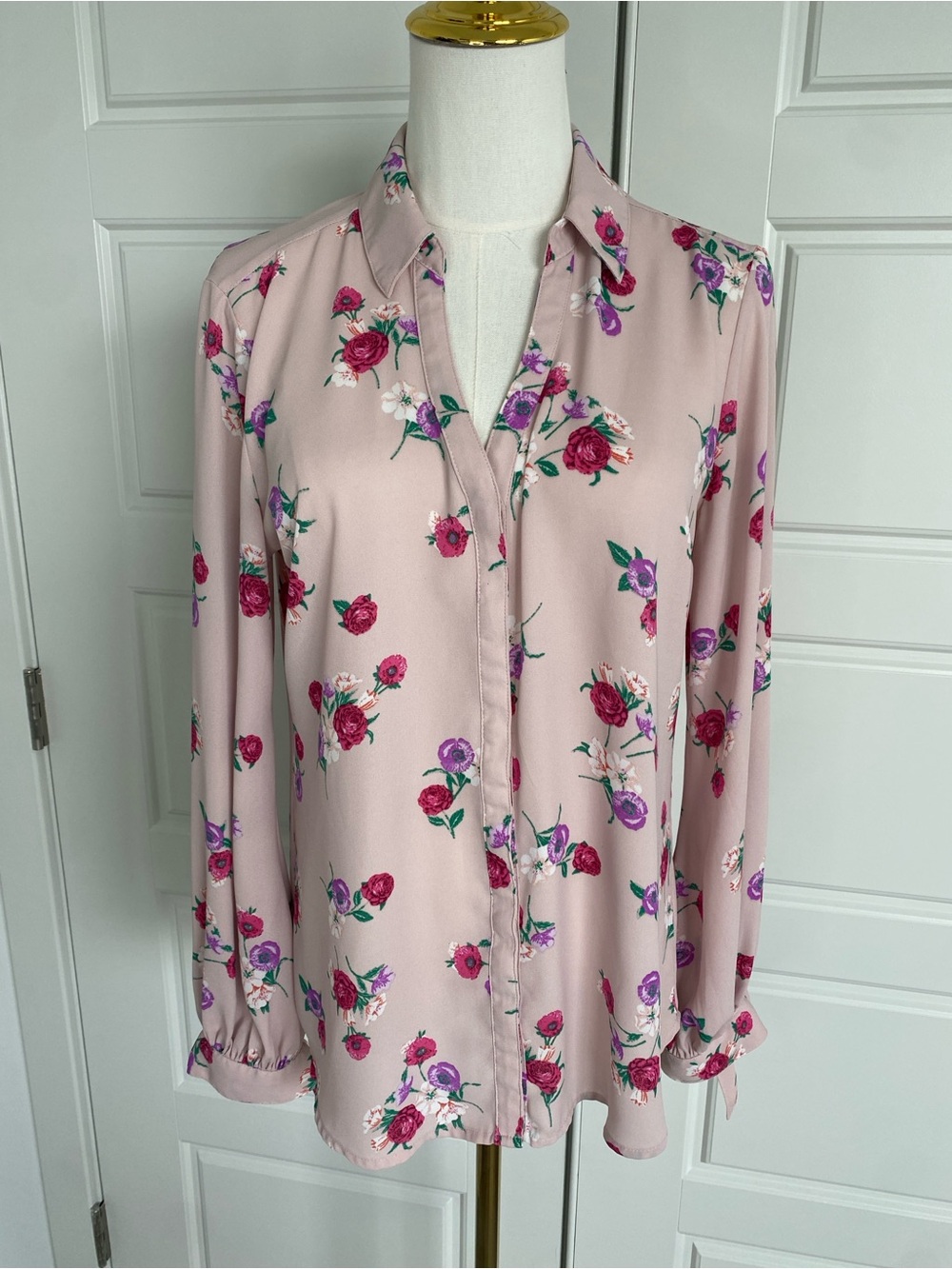 Express Portofino Slim Fit Pink Floral Tie Cuff Blouse Shirt Size M